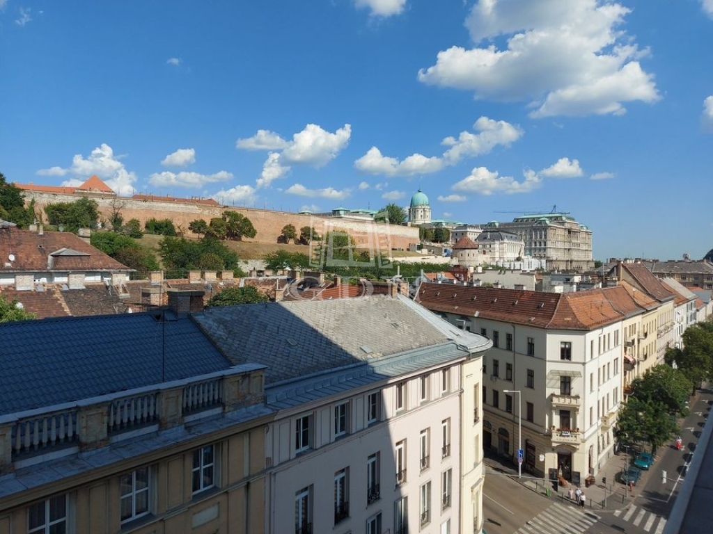 Eladó Budapest I. kerület Lakás (csúsztatott zsalu)